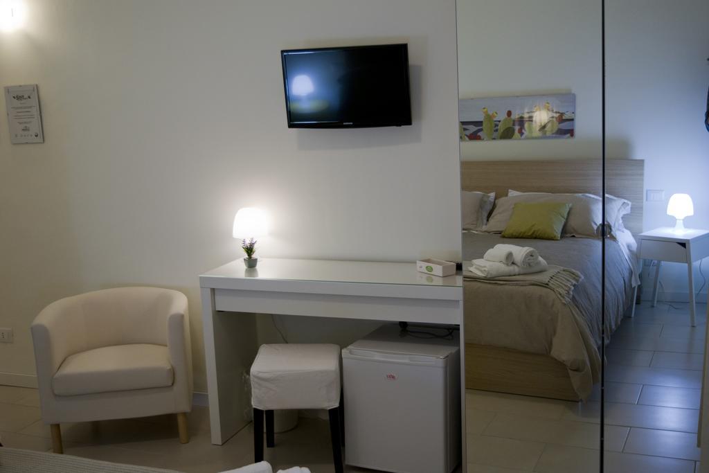 Neroli Mondello Daire Oda fotoğraf